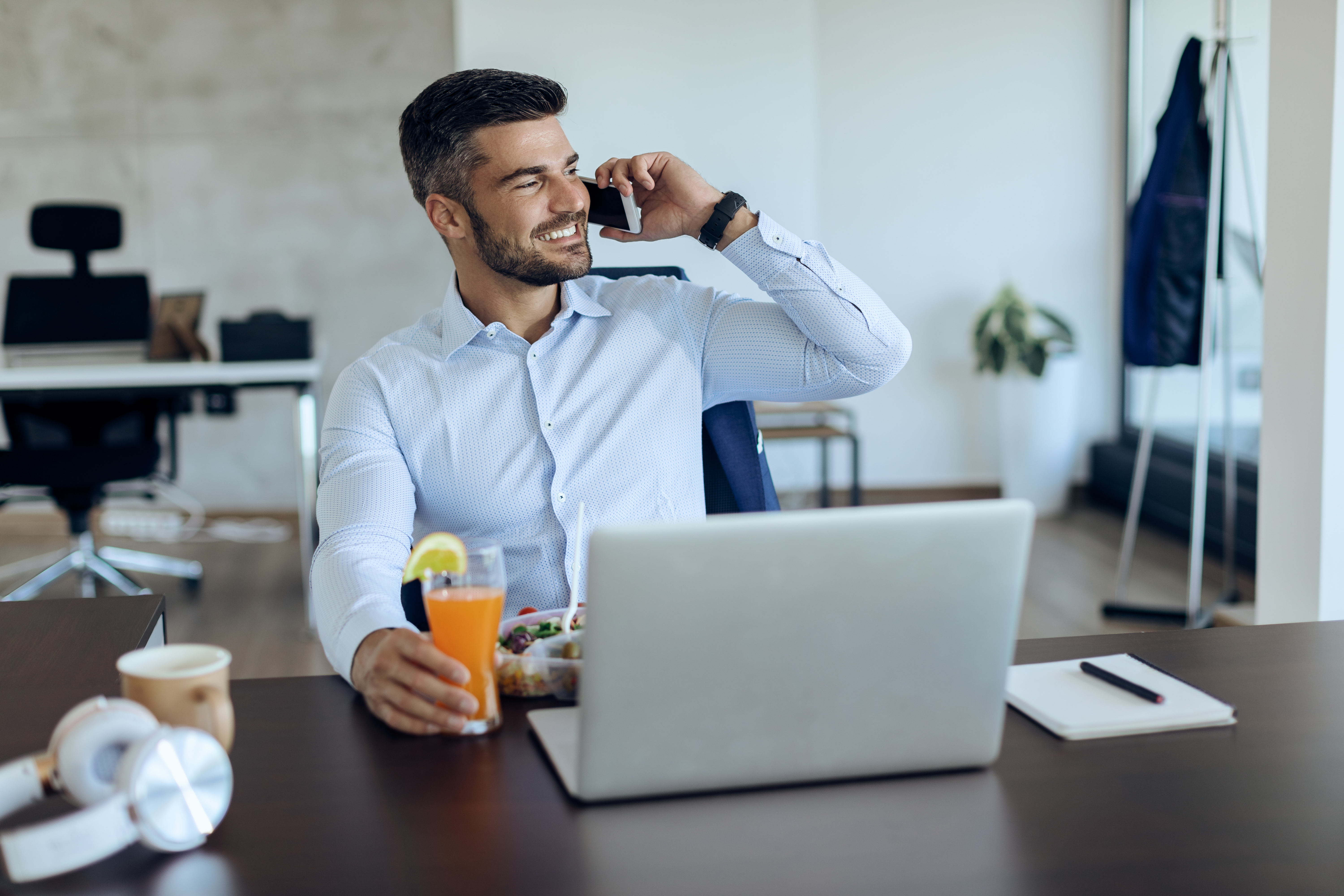 Asesor de distribución con cliente